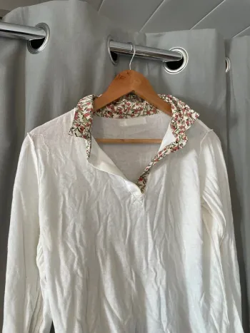Pull léger fin blanc et col fleuri
