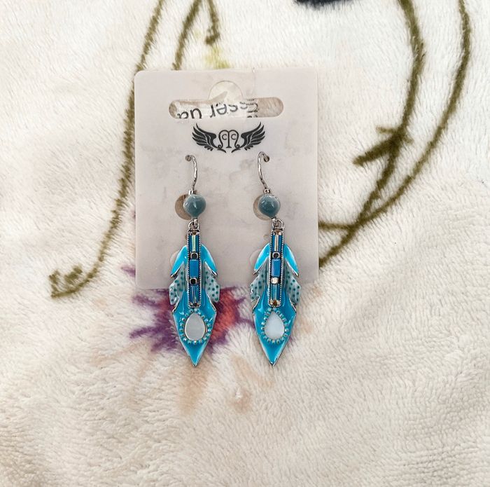 Boucles d’oreilles plumes bleues.