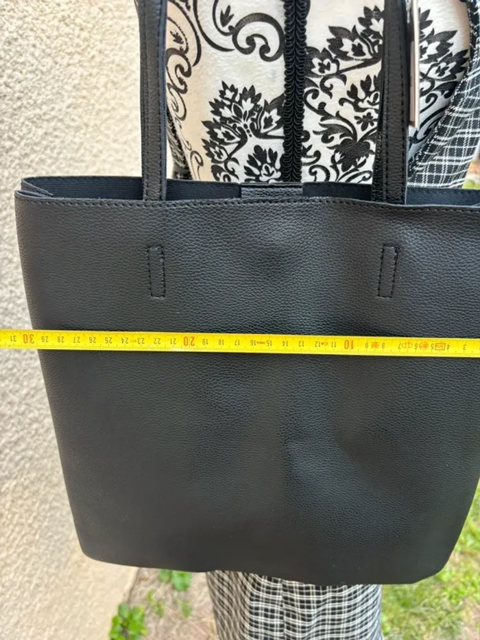 Très joli sac à main noir type cabas - photo numéro 5