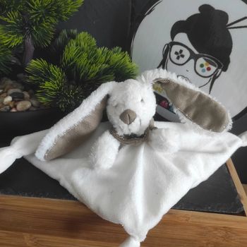 Doudou plat lapin Tex Baby bandana Collier taupe  blanc marron Chien carré Noeud