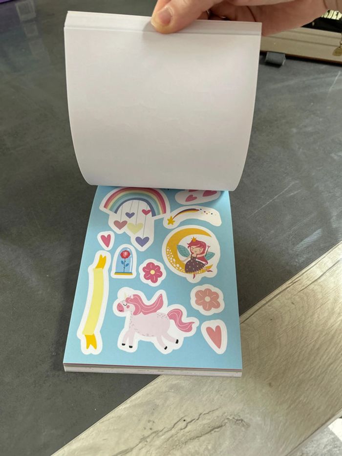 Livre de coloriage et stickers - photo numéro 3