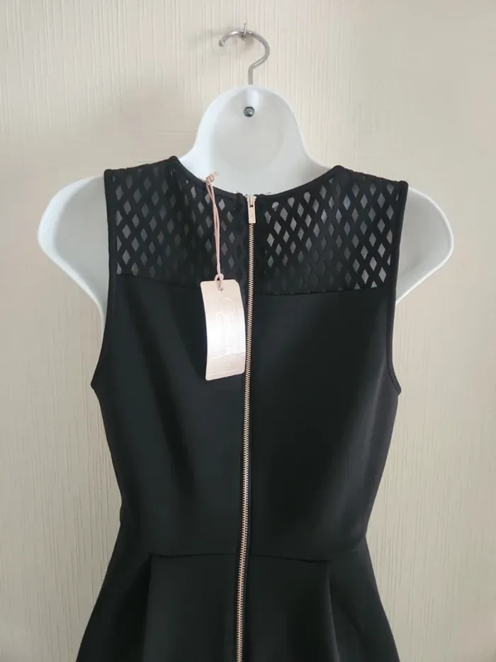 Robe noire Les Petites Bombes S neuve détail ajourés - photo numéro 5