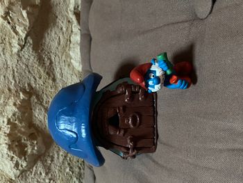Maison bleue au toit bleu foncé + la figurine du grand schtroumpf avec éprouvettes 20164.  Smurf, pu
