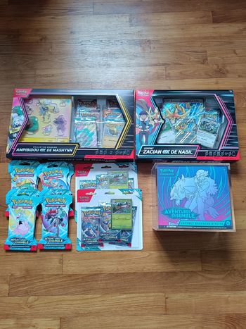 Lot EV09 - ETB + 2 Coffrets + 8 Boosters + 2 Tripack