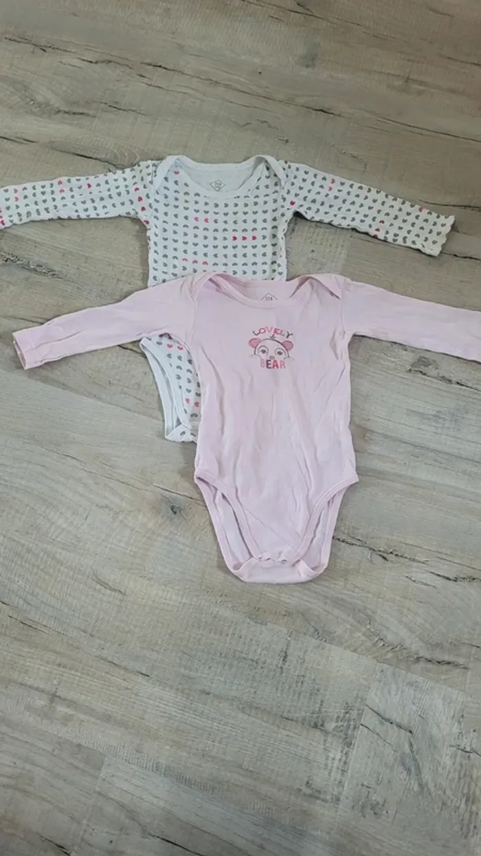 Lot bodies tex fille 18 mois