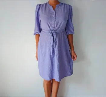 Robe estivale avec ceinture 
manches bouffantes 
Couleur violet lilas casual chic Taille 38