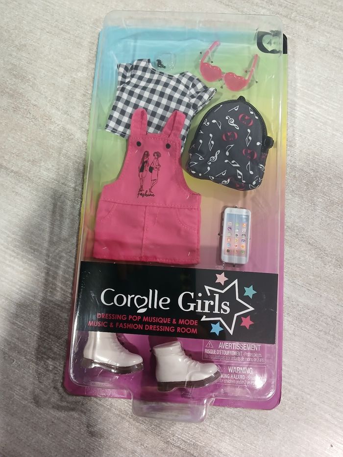 Poupée corolle tenue