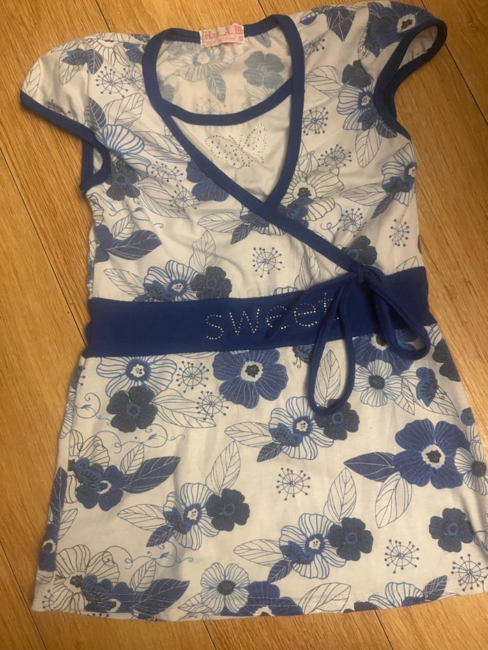 Robe à manche courte avec des fleurs bleues