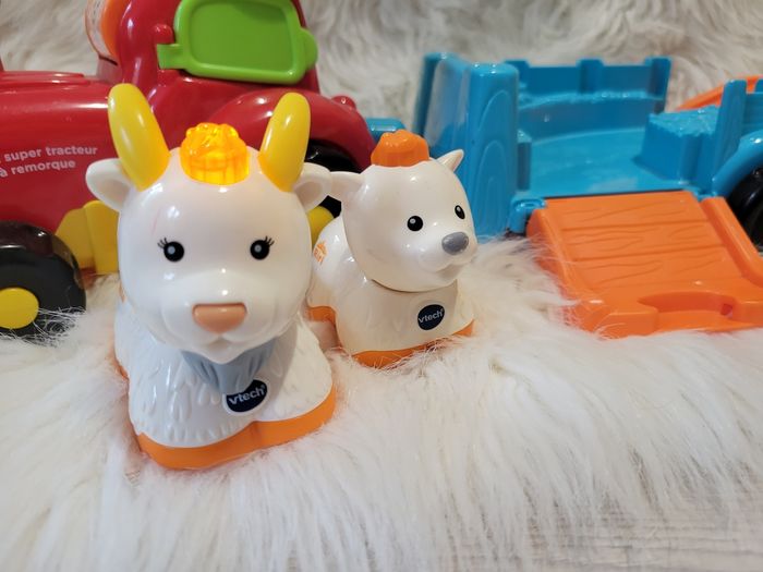 Tracteur et ses chevres - photo numéro 2