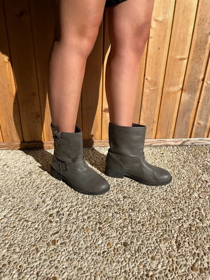 Bottes grises - photo numéro 5