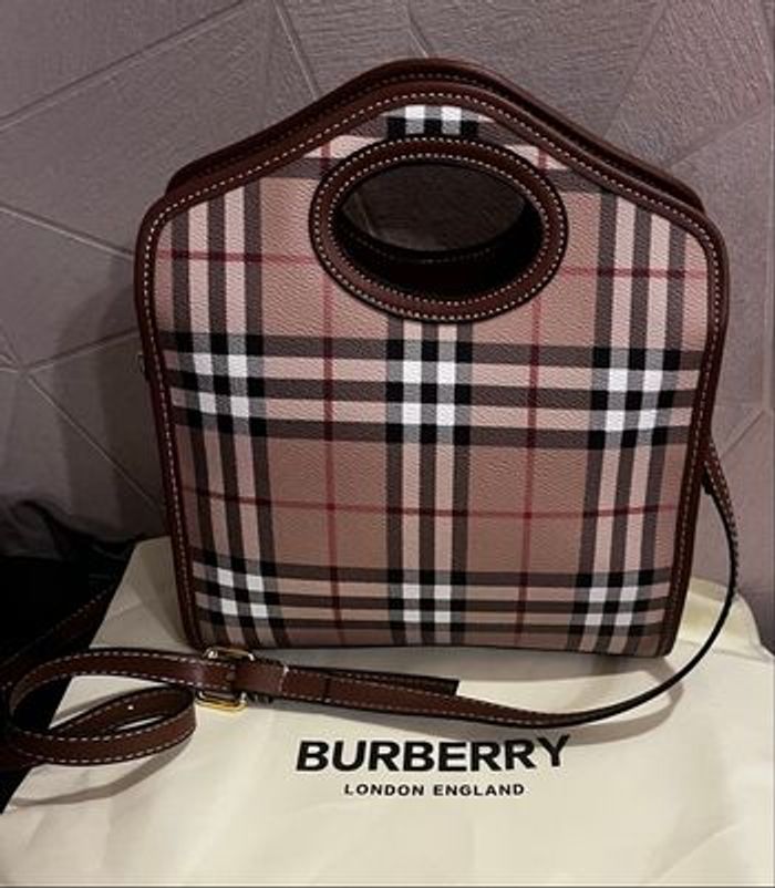 Sac tendance burberry chic  en excellent état - photo numéro 2