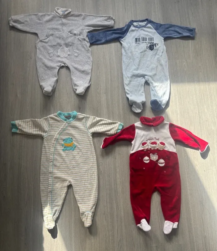 8 pyjamas && body  12 Mois