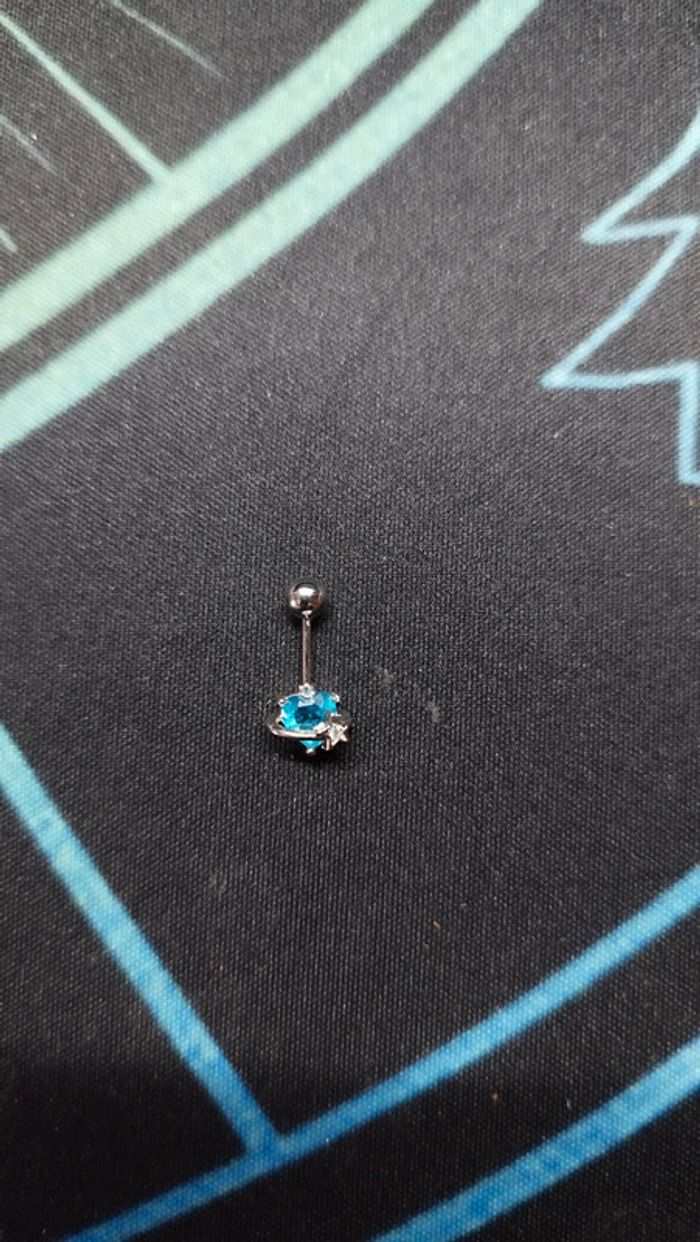 Piercing coeur bleu et étoile