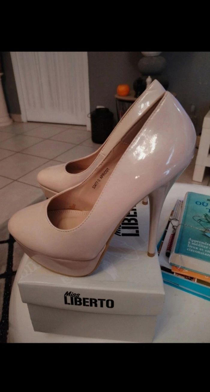 Très beau escarpins vernis à talons "Ideal" neuf - photo numéro 6