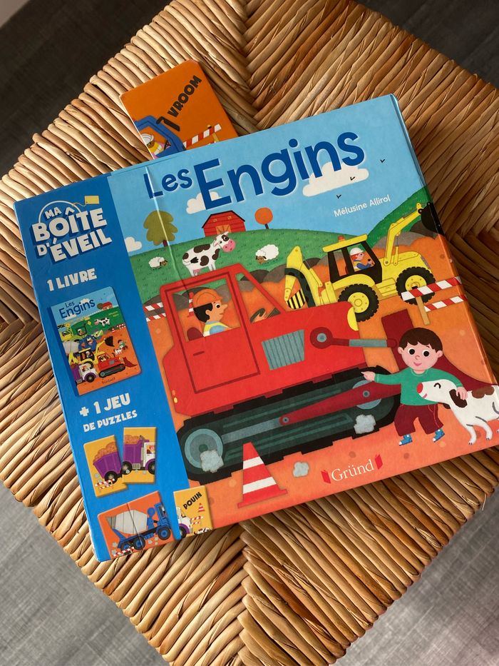 Livre  avec 7 puzzles engins de chantier