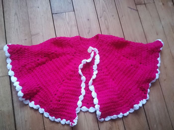 Splendide cape en laine faite main taille 18 mois-2 ans 4,50€