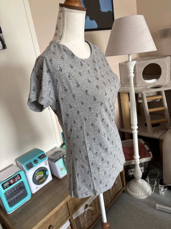 T-shirt taille 40 - photo numéro 2