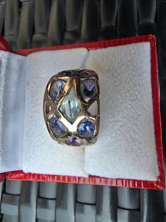 Bague or blanc et pierres précieuses