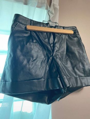 Short en cuir noir