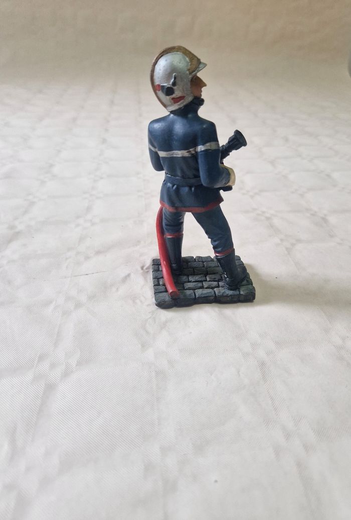 Figurine / statuette , pompier avec sa lance - photo numéro 3