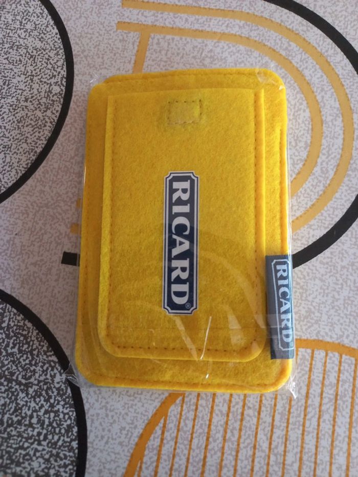 Une pochette porte clés porte cartes ricard