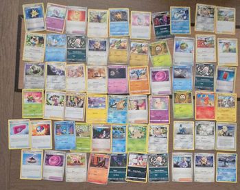 Lot de 61 cartes pokemon + (19 cartes énergie+2 cartes satisfaisant+2 cartes codes offertes)