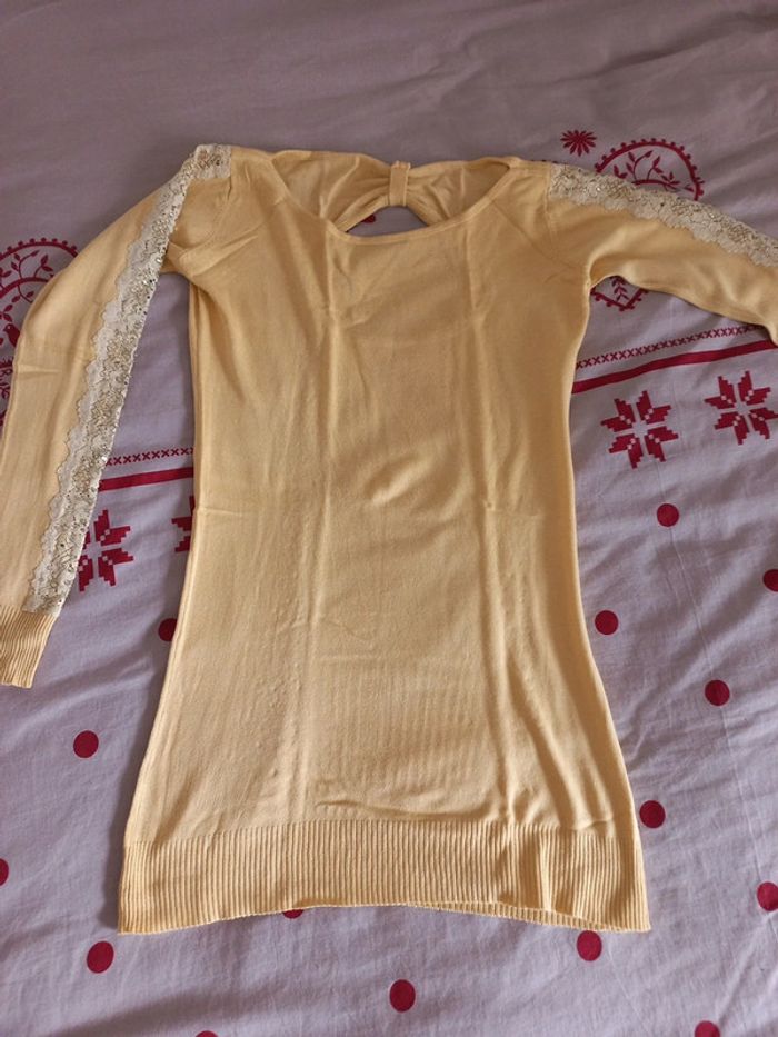 Pull long jaune ouvert dans le dos taille unique