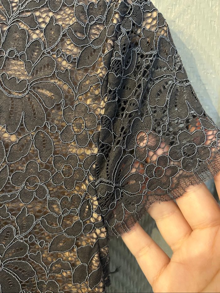 Jolie robe en dentelle - photo numéro 3