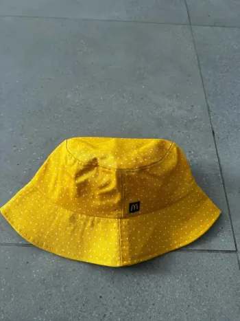 Bob jaune Mcdo, taille unique, très bon état