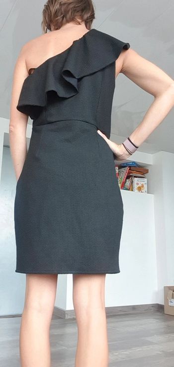 très belle robe etam taille 38 mais convient à un 36 en très bon état