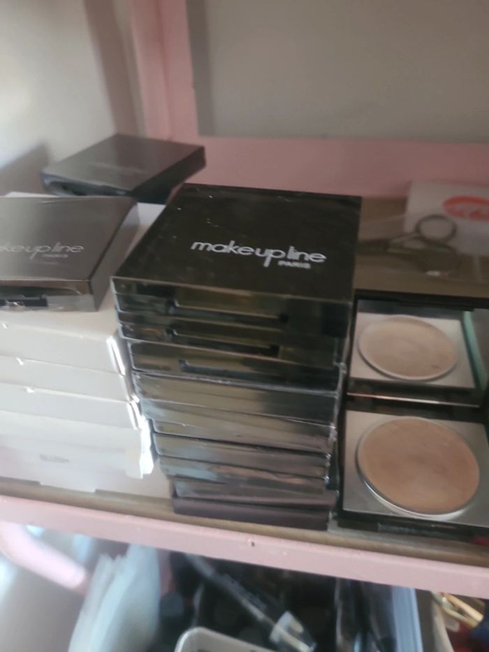 Lot de 90 palettes maquillages