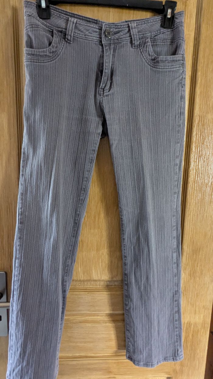 Pantalon gris anthracite, effet velours.