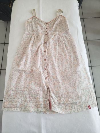 Robe à bretelles couleurs très claires