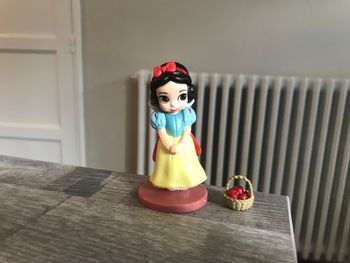 Figurine blanche neige - panier de pommes
