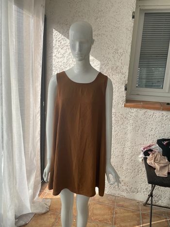 Jolie robe sans manches en taille 42