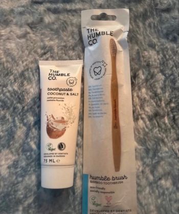 1 brosse à dents et dentifrice neuf 