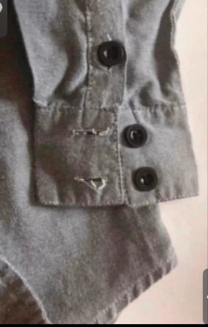 Chemise manches longues garçon TRÈS BON ÉTAT taille 4 ans couleur gris - photo numéro 2