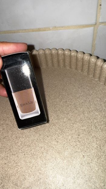 Vernis à ongle effet gel black up