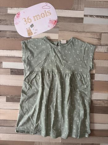 Robe H&M 92 cm • Vert sauge fleuri • Très bon état