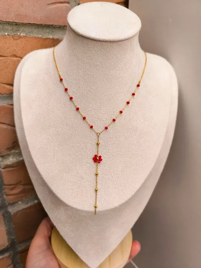 Pendentif doré en Y avec fleur marguerite, perles rouges et billes - photo numéro 5