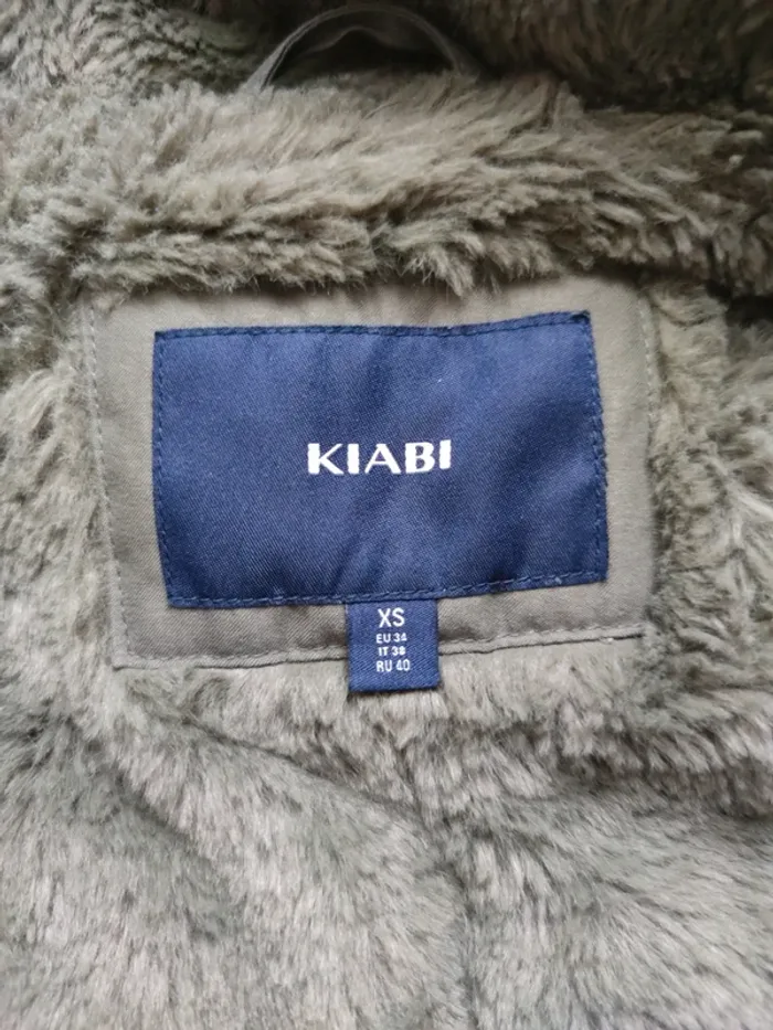 Manteau avec fausse fourrure - photo numéro 5