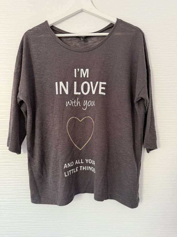Haut t-shirt pull fin gris foncé anthracite écriture motifs à manches 3/4 col rond