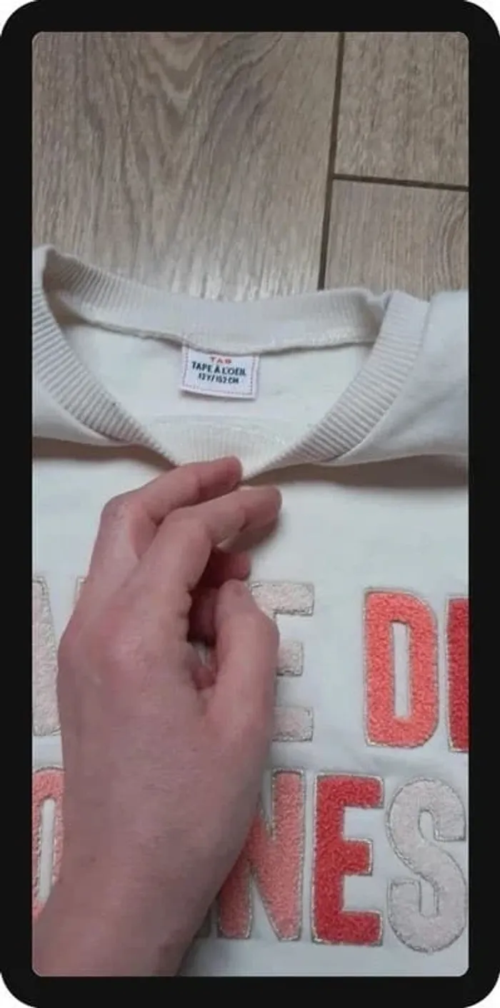 Pull type sweat tape à l'oeil rose clair "bande de copines" 12 ans neuf - photo numéro 3