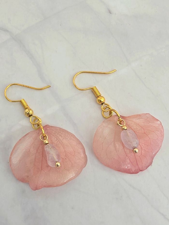 Boucle doreille pétale rose orangée