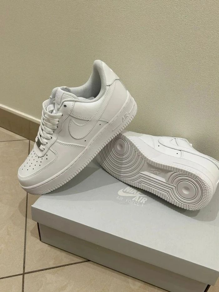 Nike Air Force 1
36.5 - photo numéro 6