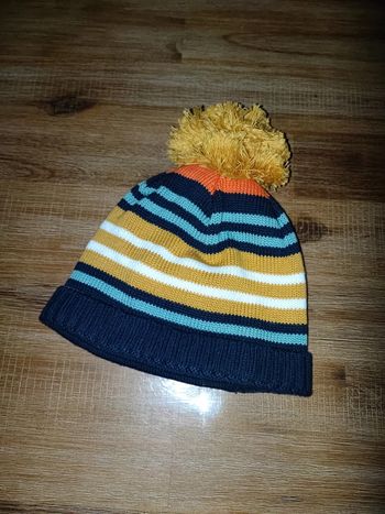 Bonnet coloré avec pompon