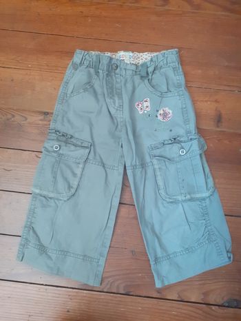 Pantacourt gris brodée avec des fleurs