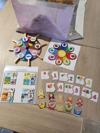 Jeux plastifiés et scratchés façon montessori