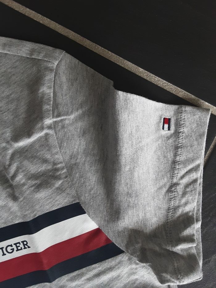 Tee-shirt  Tommy  hilfiger neuf - photo numéro 5