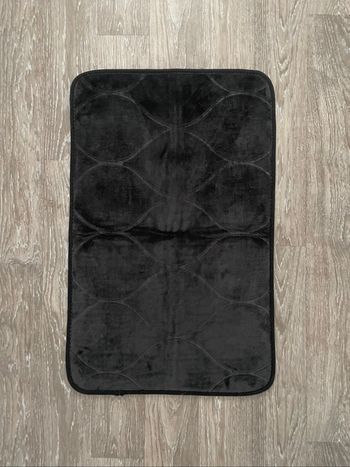 Tapis noir de salle de bain